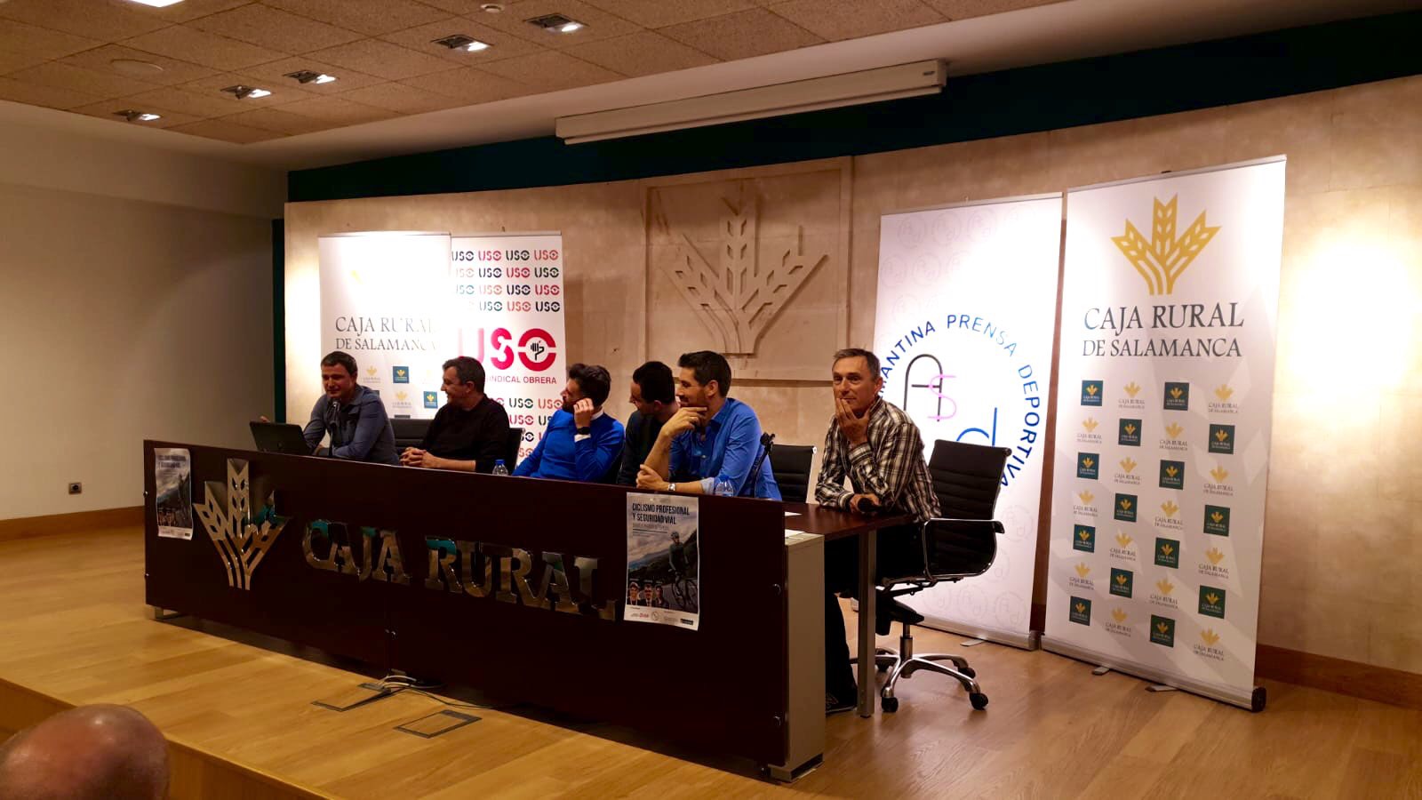 Charla "Ciclismo profesional y Seguridad Vial", organizada por la Asociación de la Prensa Deportiva de Salamanca en el Auditorio de la Caja Rural provincial. De izquierda a derecha, Santi Blanco, Javier Guillén, Óscar Pereiro (Cope Salamanca), Heri Frade y Laudelino Cubino.
