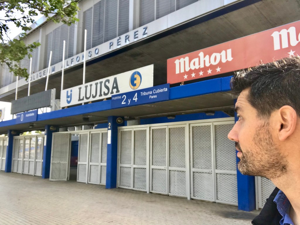 A las puertas del Coliseum "Alfonso Pérez" de Getafe, donde nos tomamos un café con Portillo en "Deportes COPE".