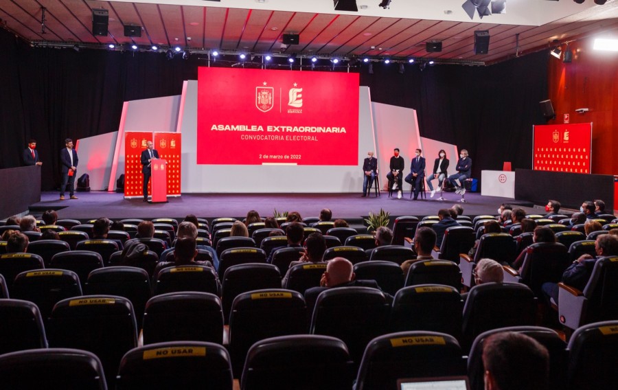 El pasado 2 de marzo, la Asociación Española de Futbolistas Internacionales me encargó la conducción de su asamblea extraordinaria electoral. Fue mucho más que eso. Fue un acto solidario y de recuerdo que tenía como público a buena parte de mi vida futbolística con la Selección. ¡Un inmenso honor!